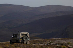 Wildhüter-Softtop-Landrover auf einer Hügelspur im Moor des schottischen Auerhahns