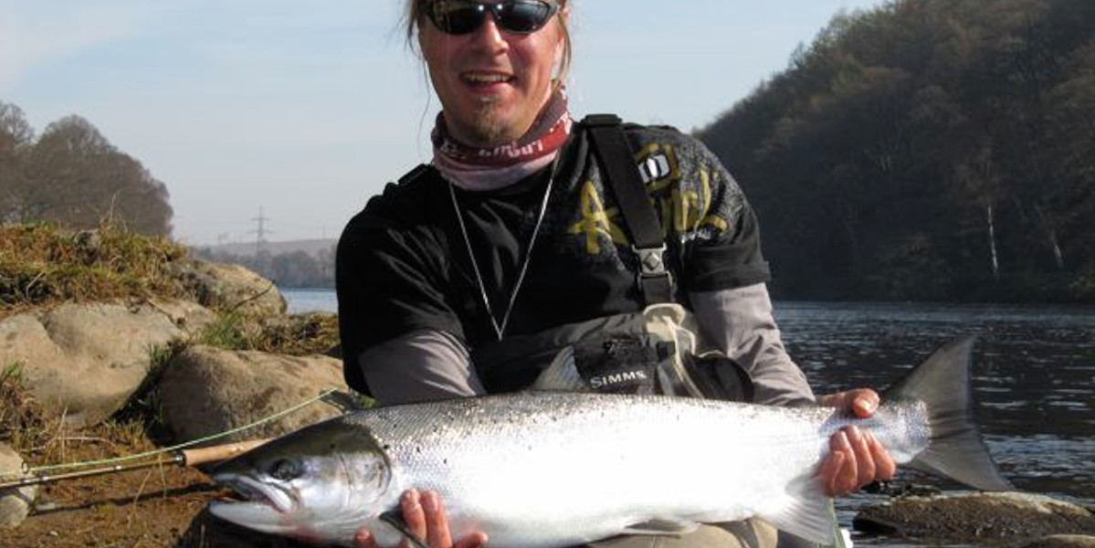 pescatore che tiene il salmone fiume Tay Scotland