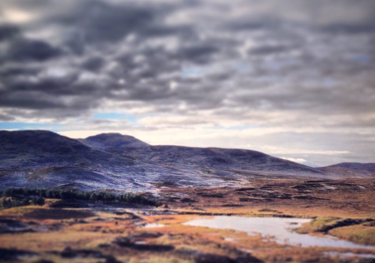 Skottland kulle loch bergsnö