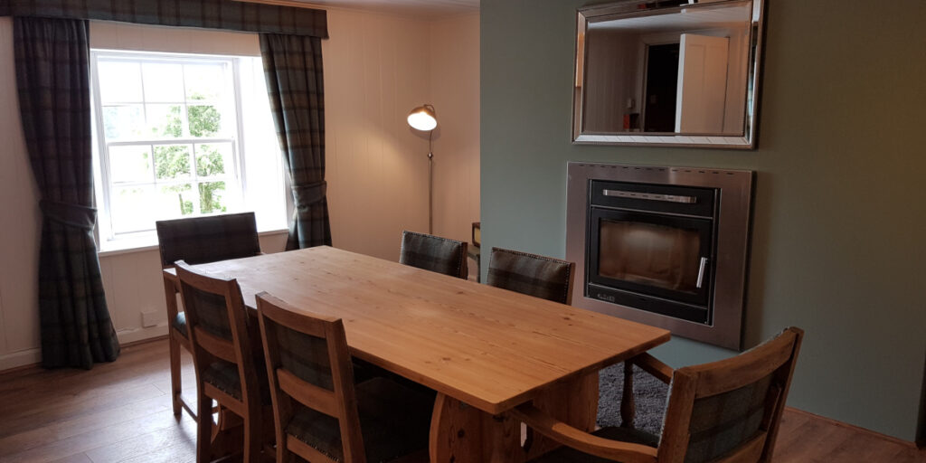 cottage dining room with table and chairs