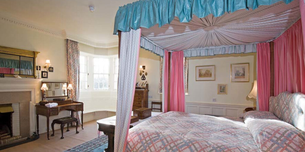 4 poster bed with pink and blue linen