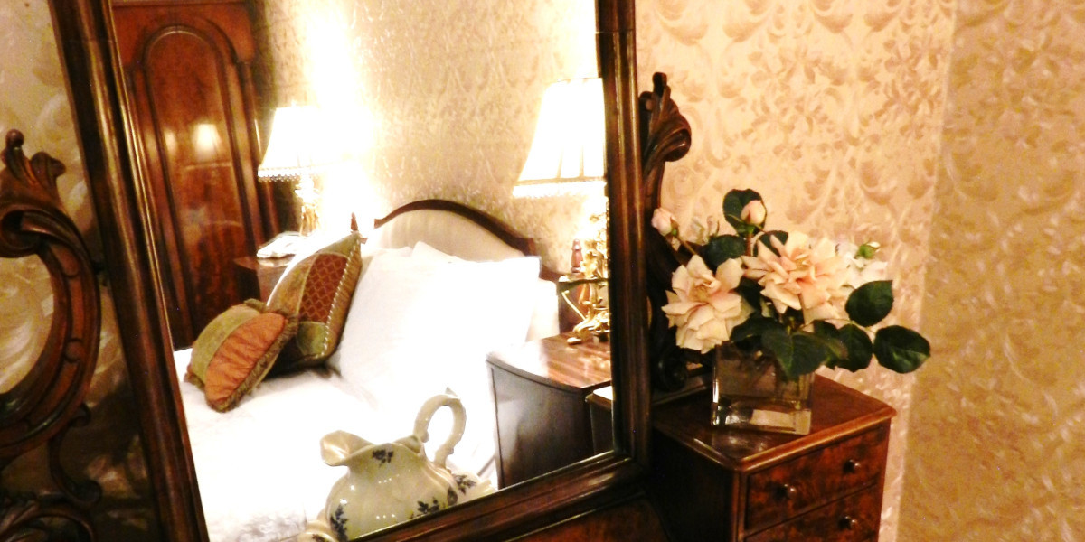 Hotelzimmer mit Doppelbett im Spiegel reflektiert
