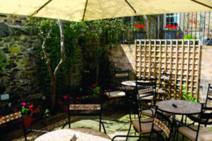 Biergarten mit Sonnenschirm und 3 Sets Tische und Stühle im Freien