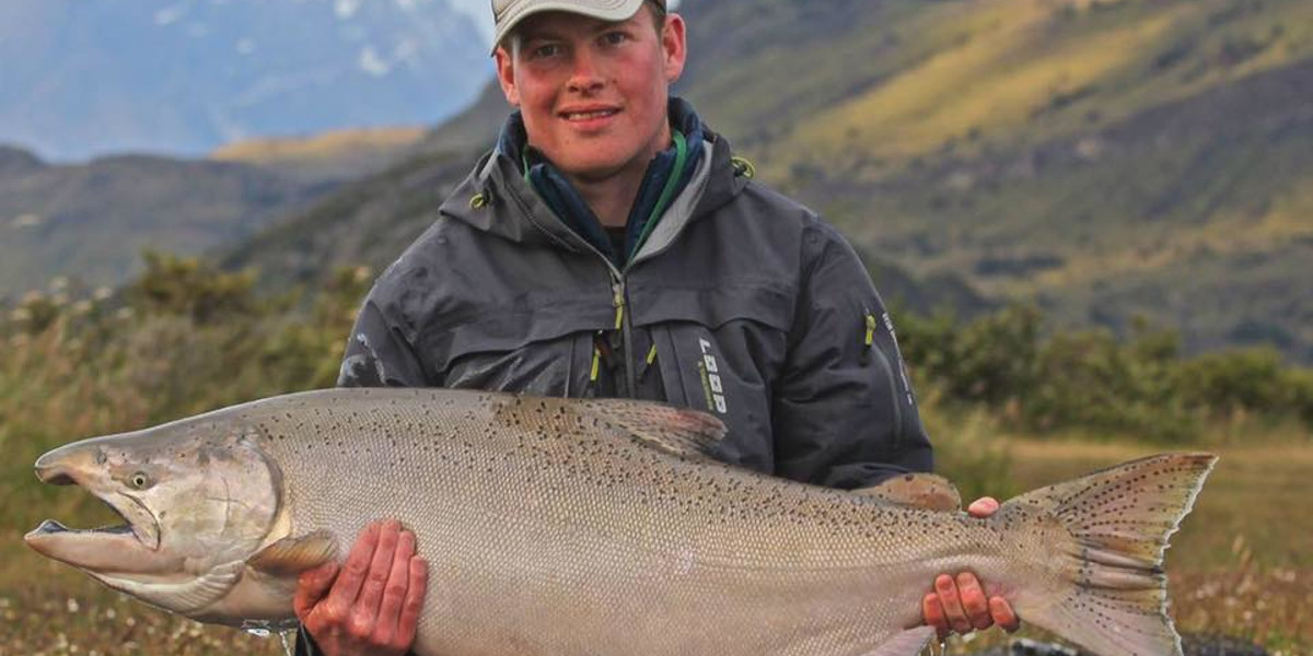Pescatore con salmone grande
