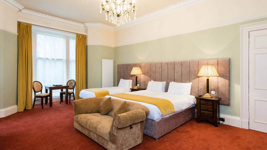 Room 504 Manor House Family Room 1120x630 fp mm fpoff 0 0